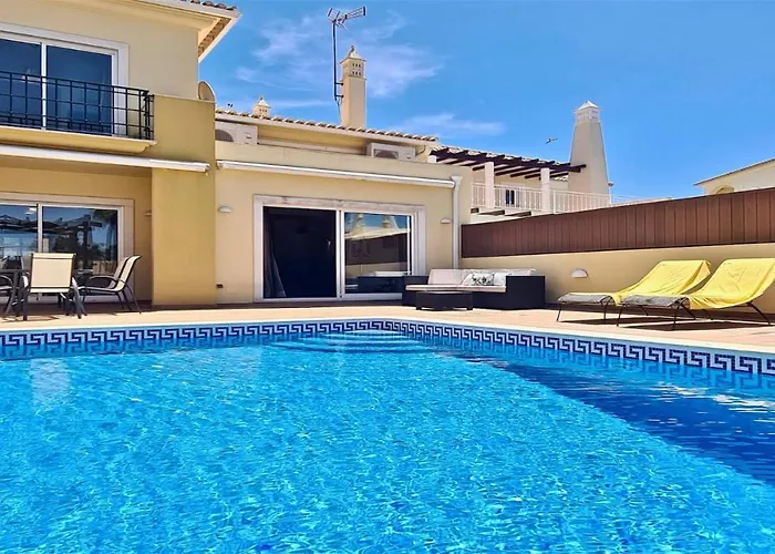 Nuki- Cleverdetails, Quiet Location, Sleeps 8, Private Pool Villa *