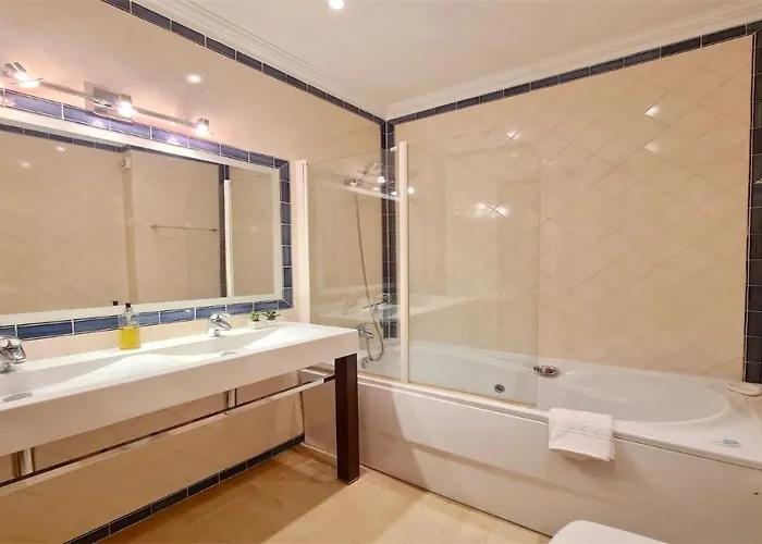 Nuki- Cleverdetails, Quiet Location, Sleeps 8, Private Pool *